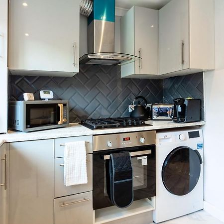 Amazing 3 Bedroom, 2 Bathroom, Ground Floor Flat With Garden, Near Train Station And Bus Stop لندن المظهر الخارجي الصورة