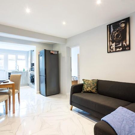 Amazing 3 Bedroom, 2 Bathroom, Ground Floor Flat With Garden, Near Train Station And Bus Stop لندن المظهر الخارجي الصورة