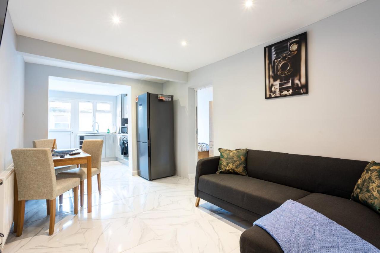 Amazing 3 Bedroom, 2 Bathroom, Ground Floor Flat With Garden, Near Train Station And Bus Stop لندن المظهر الخارجي الصورة