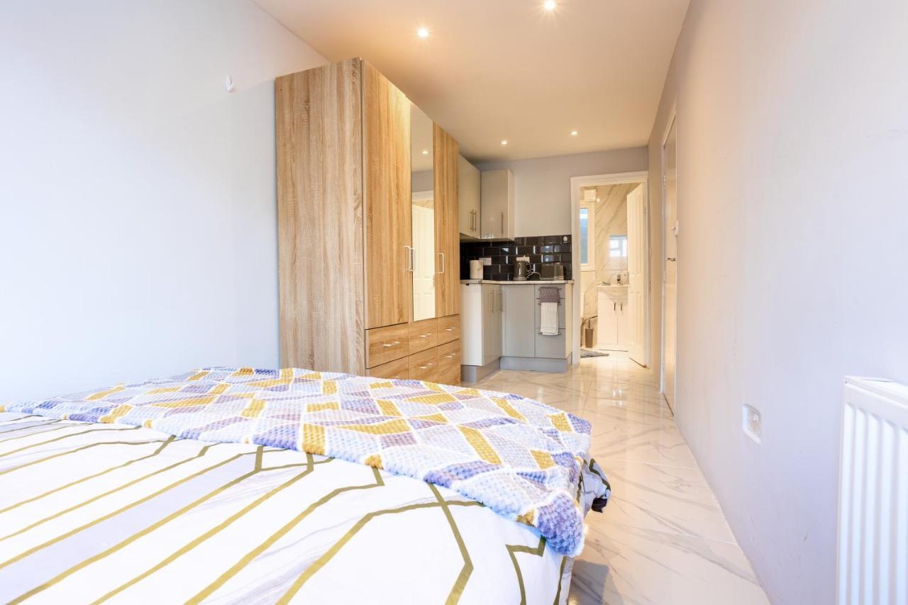 Amazing 3 Bedroom, 2 Bathroom, Ground Floor Flat With Garden, Near Train Station And Bus Stop لندن المظهر الخارجي الصورة