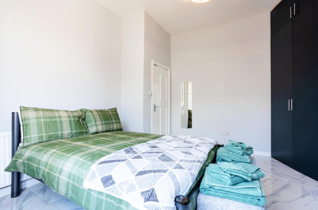 Amazing 3 Bedroom, 2 Bathroom, Ground Floor Flat With Garden, Near Train Station And Bus Stop لندن المظهر الخارجي الصورة