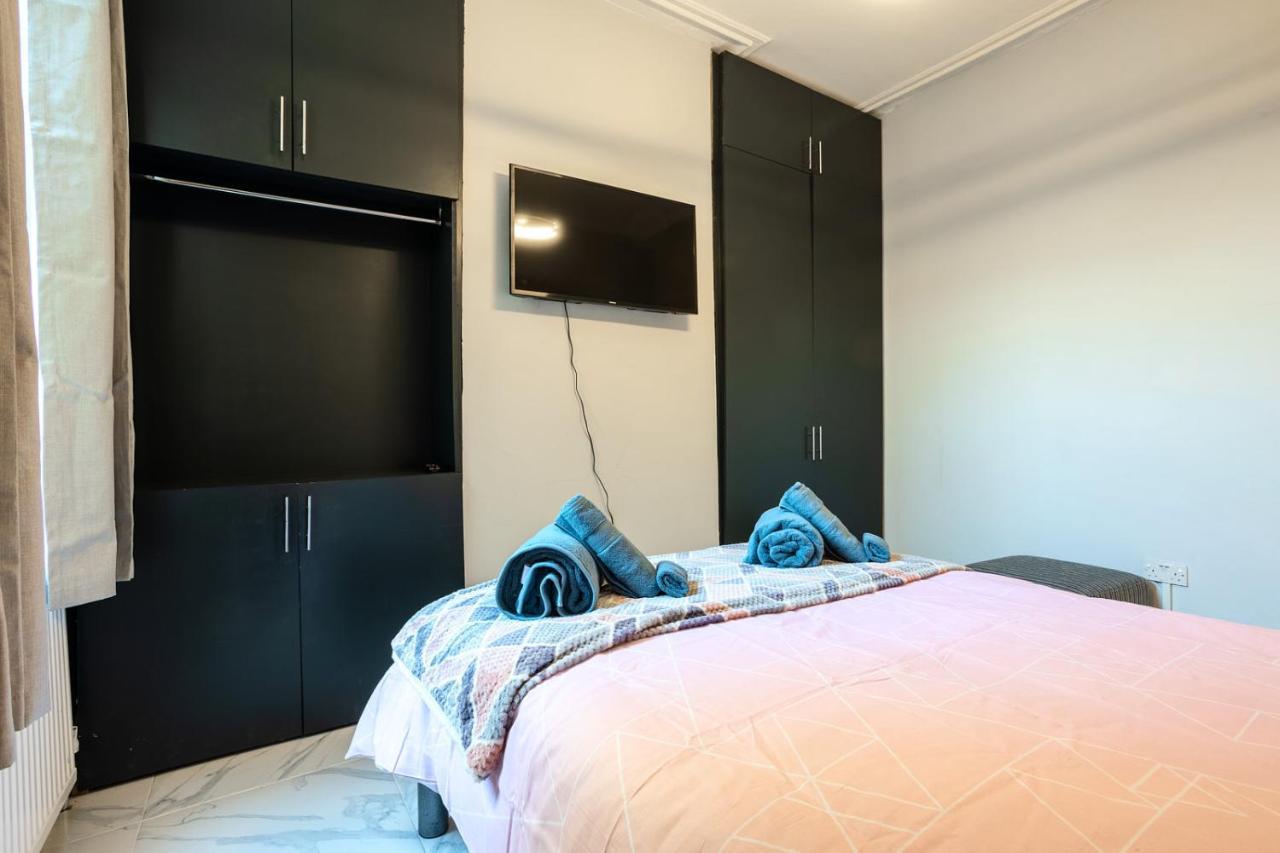 Amazing 3 Bedroom, 2 Bathroom, Ground Floor Flat With Garden, Near Train Station And Bus Stop لندن المظهر الخارجي الصورة