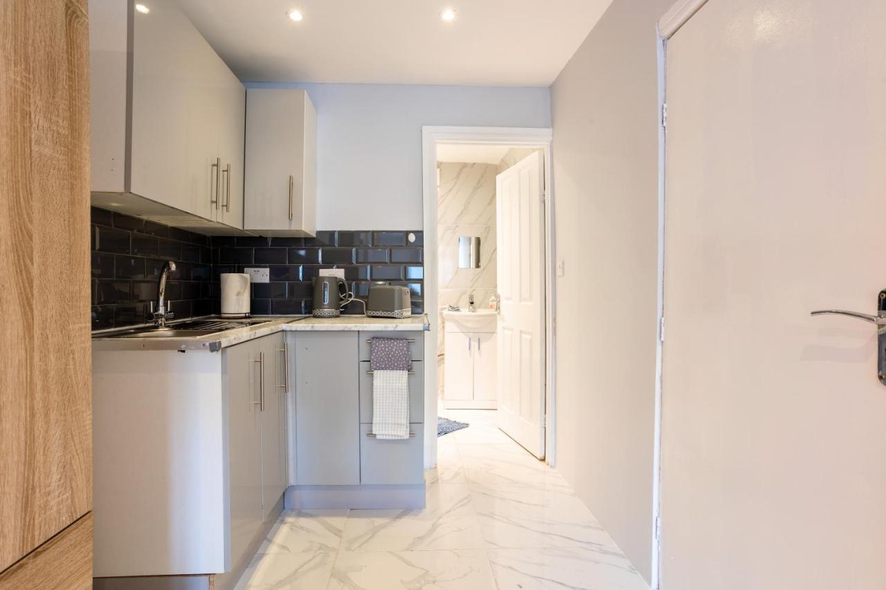 Amazing 3 Bedroom, 2 Bathroom, Ground Floor Flat With Garden, Near Train Station And Bus Stop لندن المظهر الخارجي الصورة