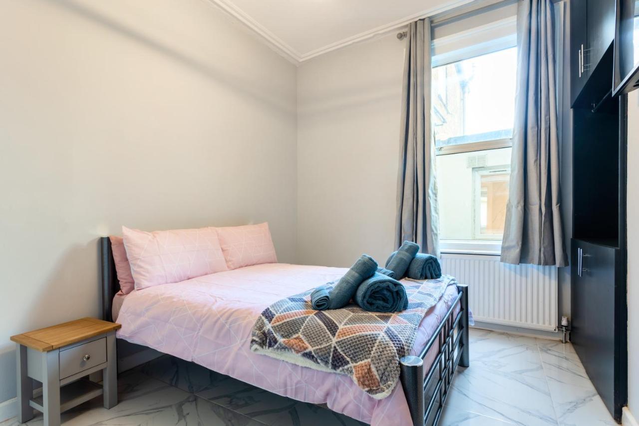 Amazing 3 Bedroom, 2 Bathroom, Ground Floor Flat With Garden, Near Train Station And Bus Stop لندن المظهر الخارجي الصورة