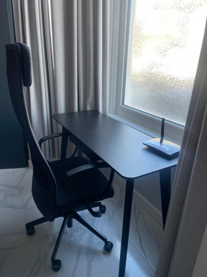 Amazing 3 Bedroom, 2 Bathroom, Ground Floor Flat With Garden, Near Train Station And Bus Stop لندن المظهر الخارجي الصورة