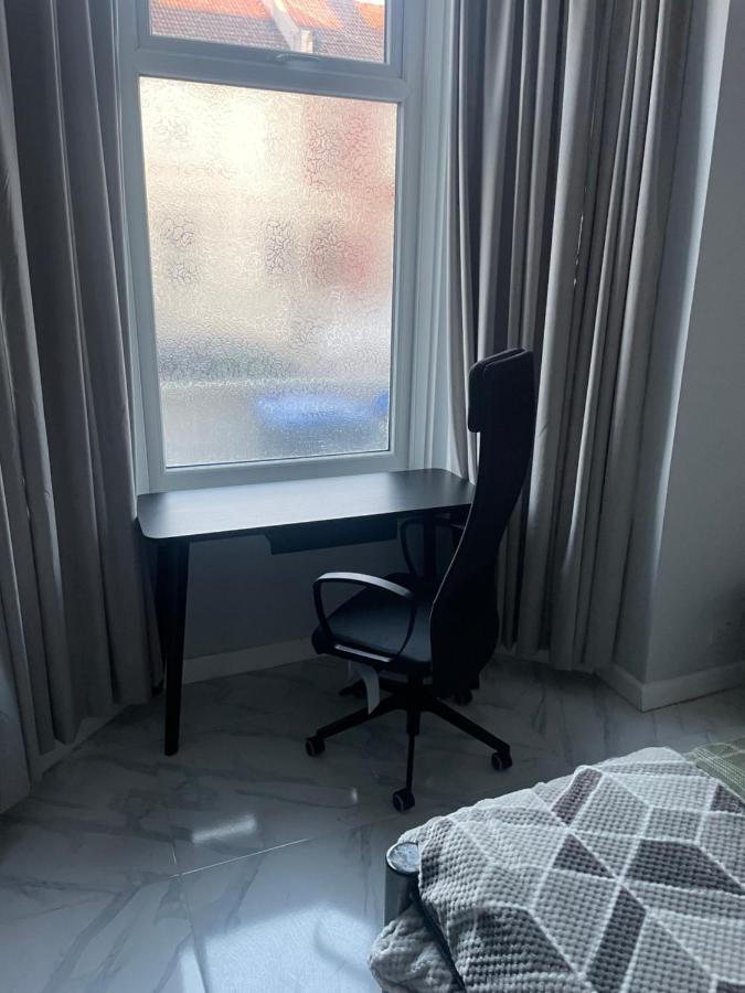 Amazing 3 Bedroom, 2 Bathroom, Ground Floor Flat With Garden, Near Train Station And Bus Stop لندن المظهر الخارجي الصورة